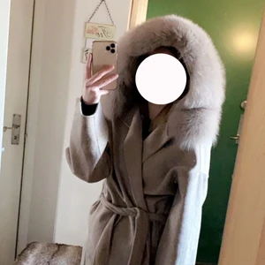 Kappa med päls - Säljer nu min kappa med päls då jag ej fått användning för den, så lika bra att den hamnar hos någon som får användning för den! Det är strl XS men e lite större i strl så den passar även folk som har S. Det är min lillasyster på bilderna och hon är 160cm. Den har 2 fixar framtill o det är 100% äkta päls. Kappan är köpt för 2800kr därav säljes här för 1000kr, vid fler frågor så är det bara att kontakta mig. 