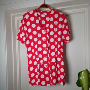 Kort klänning/längre blus - En kort vintageklänning eller om man vill ha den som längre skjorta/blus, köpt på en second hand i Berlin. Fickor fram och fina knappar. Storlek 36, passar även 38🍒