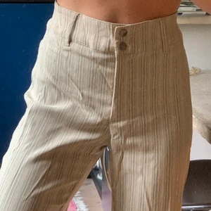 Beiga ”kostymbyxor” - Skitsnygga ”kostymbyxor” som är så sköna. Köpta second hand, i bra skick!💗