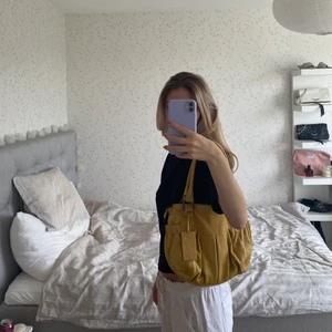 Gul väska - Köpt secondhand. Superfin men stäcker mig efter andra väskor. Mer rymlig än vad den ser ut. 