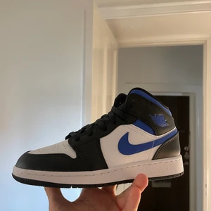 Jordan 1 white black royal - Hej! Jag har några stycken utav dessa ”Jordan 1 mid White black Royal”. Storlekarna jag har just nu är: 36 36,5 och 38. Tveka inte på att höra av er om ni har frågor eller vill se mer bilder😁