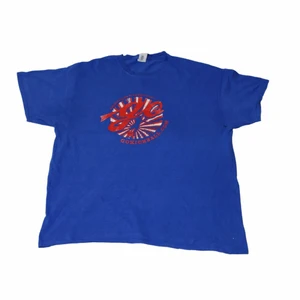 GOKICKBALL - Vintage T-shirt - En sjukt Nice blå tröja som är thriftad långt in på gatorna i los angeles p.g.a dess fina färg och coola tryck! Ha den som en baggy med några mörka jeans och du har en 10/10 outfit!