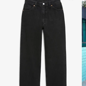 Taiki straight jeans - Säljer mina fina svarta jeans i den populära modellen ”taiki” från monki pga storleken tyvärr är för stor på mig. Därmed är de helt oanvända!👌🏽 Storlek: 26😊 Säljer för 220kr ink frakt, dvs att jag står för frakten, nypris är 400kr så väldigt bra pris!😃 Inte mina bilder, kontakta mig om ni vill ha fler bilder!