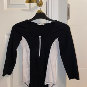 Svart body i storlek XS - En formande body med dragkedja i storlek XS. 