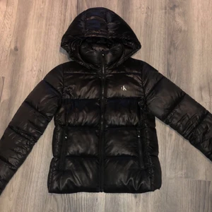 Calvin Klein jacka - Säljer min vinterjacka från förra vintern. Köpt i oktober och är i väldigt fint skick, men k:et på framsidan har åkt av lite(se sista bilden). Det är en storlek S och köpte den för 2200kr på emporia. Säljer för 1800kr, priset kan diskuteras vid snabbaffär. Kan skickas men köparen står då för frakten🤗