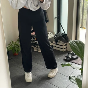 Kostymbyxor - Säljer dom populära, fina kostymbyxorna från bikbok som är i storlek 38. Sitter jätte fint i midjan men säljer pga att dom tyvär blivit för korta på mig som är 169/170 cm! Skulle säga att dom är i ett använt skick då jag använt dom ett par flertal gånger men inga slitningar såsom hål, blekta i tvätten, knottriga så jätte fint skick då det finns inga tecken på att dom är använda. Köparen står för frakten 💞⚡️