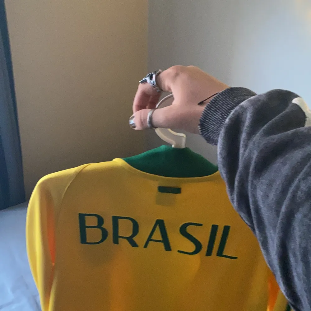 brasilien zipup från nike. från ca 2010, använd typ 3 gånger. inga skador inga fläckar.. Hoodies.