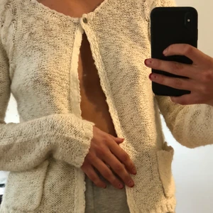 Stickad kofta - Säljer en söt stickad kofta som jag köpte nyss från second hand❤️