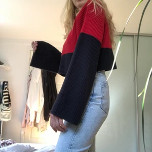 Stickad tröja - Snygg och stilren stickad tröja från Monky i storlek S. Mycket sparsamt använd och i bra skick. Mörkblå och röd❤️❤️