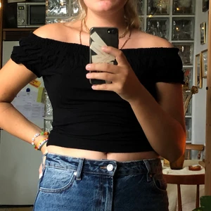 Svart Off shoulder tröja - Off shoulder i perfekta kombon: Superbekvämt material och samtidigt så fräsch. Man kan anpassa axlarna beroende på hur långt ned man vill ha den..! I väldigt fint skick. 👸 (Must have till både vardagen och helgen)