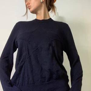 Crewneck - Asfin crewneck i en mörkblå färg! Den är ifrån justcavalli och har en så najs stjärndetalj på framsidan! Fråga gärna om fler bilder osv!❤️ Står XL men absolut mer m!!