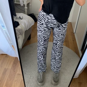 Zebrabyxor - Zebrabyxor i kostymmaterial från Shekou, utsvängda och med öglor så du kan ha skärp till! Aldrig använda så perfekt skick, storlek medium men mer som s och passar nog även en xs