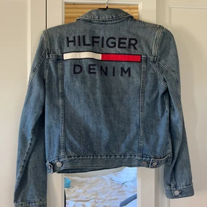 Tommy Hilfiger jeansjacka  - Säljer denna jeansjacka då den aldrig kommit till användning så den är i nyskick. Köpt i New york på en outlet. 