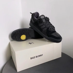 Adidas Forum Bad Bunny “Back to school” - Adidas Forum Bad Bunny “Back to School”⚡️  Storlek: 46 2/3📐   Helt nya med Box och kvitto📦   Pris: 2600💸