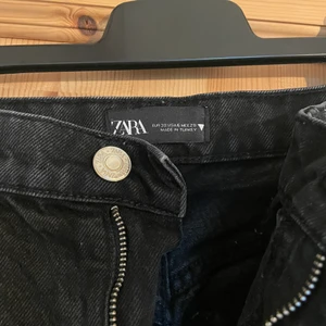 Zara jeans  - Väldigt snygga jeans från zara. Endast använt den 1 gång då de är för stora i midjan på mig. Storlek 38🥰⭐️🌸 säljer likadana i jeansfärgat! 
