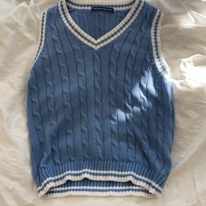 Brandy Melville Väst - Säljer min andra Brandy Melville väst💕 Köpt i vintras i Sthlm för ca 260 kr💓 Andvänd ett fåtal gånger men är i jättebra skick. Buda från 140 kr!💖