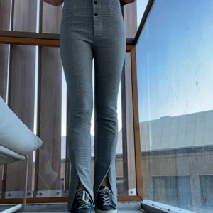 Kostymbyxa  - Ett par rutiga kostymbyxor med slits som är köpta på zara för väldigt längesen. Jag är 177cm lång och längden är perfekt på mig