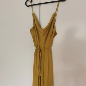 jumsuiet - jumpsuit från asos storlek 36 går hela vägen ner till golvet på mig som är 163 cm men funkar med klackar, köpare står för frakt annars finns den i umeå