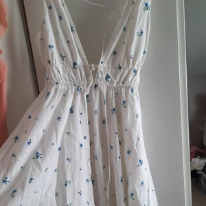 Blommig klänning - Klänning från HM som jag aldrig har använt, storlek S