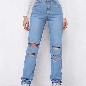 Riktigt fina jeans som inte alls är använda många gånger, dem har tyvärr blivit små för mig så därför säljer jag dom till någon som kan ha mer nytta av de :)) Köpta för 250kr men säljer de för 150kr 