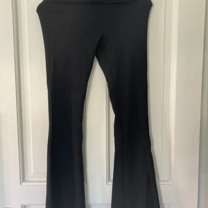 Utsvängda byxor från Ginatricot  - Ett par svarta utsvängda tyg byxor (tjockare tyg) från ginatricot i storlek: XS, som skulle motsvara storlek 34. Nypris 199kr. Frakt kan man välja mellan spårbar och icke spårbar.