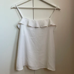 Volang Linne - Säljer detta otroligt fina linne med volang från H&M💕 Är i super bra skick då det bara är använt 1 gång😝 Köparen står för frakt (40kr)!