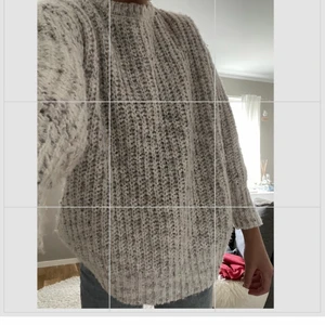Stickad tröja Nakd  - Fin stickad tröja från Nakd som är i ett bra skick, den är i storlek xxs men är over sized så passar som s 199kr plus frakt skicka privat om ni vill ha fler bilder det är inte någon ull i den 