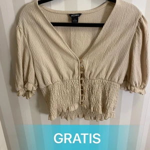GRATIS Blus från Monki - Jättefin blus från Monki. En ögla var trasig när jag köpte den, men går lätt att fixa. Pga felet är tröjan gratis, köparen står endast för frakten