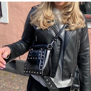 Trendig väska  - Säljer denna trendiga slutsålda väskan från Zara, buda!