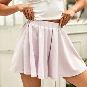 Lila Shorts som verkligen ser ut som en kjol. Jätte bekväma och bra material, dem är medium men ganska små i storleken men samtidigt väldigt stretchiga. Bara att fråga om mått om du undrar😊