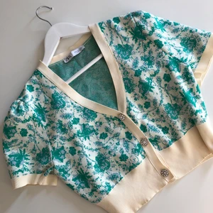 Croppad topp - Bra skick!! Kom aldrig till användning :(