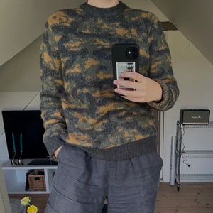 Cool stickad tröja - Jag säljer denna skitballa stickade tröjan som kommer vara superfin nu till hösten!!!! Stl S och är från märket Bläck🤩