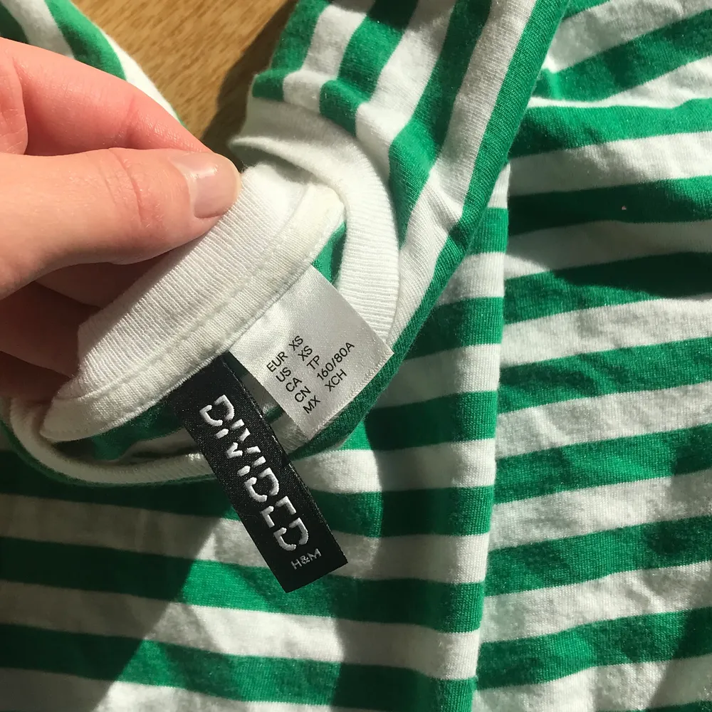 Vit&grön randig tröja från H&M, knappt använd. Som en crop top när man knyter den. Så mjuk!! 💞💘 Priset inte helt bestämt . Toppar.