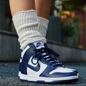 Dunk High navy  - Dunk High Navy Blue   Tillgängliga storlekar⬇️  • EU38  • EU44  • Pris: 1799kr   • Skick: DS/Oanvänd   • Vi nås genom dm för eventuella frågor eller funderingar!  • Flera bilder fås via dm  #erisneakers 