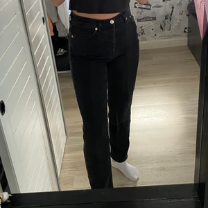 Svarta NAKD jeans - Några nästintill aldrig använda NAKD jeans. De är i bra skick med knappar istället för en dragkedja. Jag är 165 och på mig går dom till anklarna. Passformen är jätte fin och de sitter bra på rumpa och i midja, jag är storkek S och 36 i jeans i vanliga fall och på mig sitter dom perfekt. 