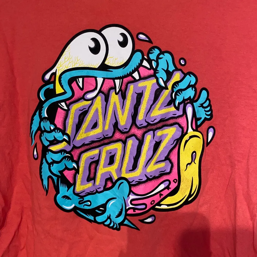 rosa t-shirt från Santa Cruz tjejavdelning i strl. M. är mer ceriserosa i verkligheten, skriv för fler bilder!. T-shirts.