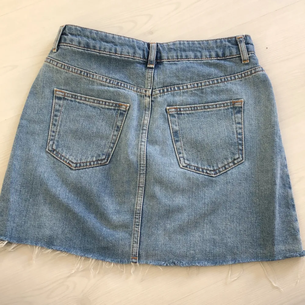 Jeanskjol från TopShop i London. Har tyvärr blivit för liten. ÄLSKAR DEN!! Sitter jättebra, lite kortade i modellen ca mitten på låret.. Kjolar.