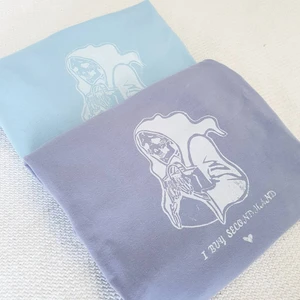 Pastellfärgade handtryckta t-shirts  - 2 st pastellfärgade t-shirts med handtryckta trycken "I buy secondhand" 🌞 💙Ljusblå Storlek: M Kostnad: 100 kr Kan mötas upp i Luleå! Köparen står för frakt  💜Lila SÅLD