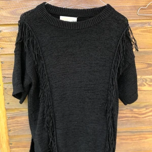 Michael Kors tröja  - Säljer svart Michael Kors tröja med fransar på sidorna. Den är i använt skick men ändå fin i kvalitén. Storlek S, passar även M.🖤 Perfekt för hösten!