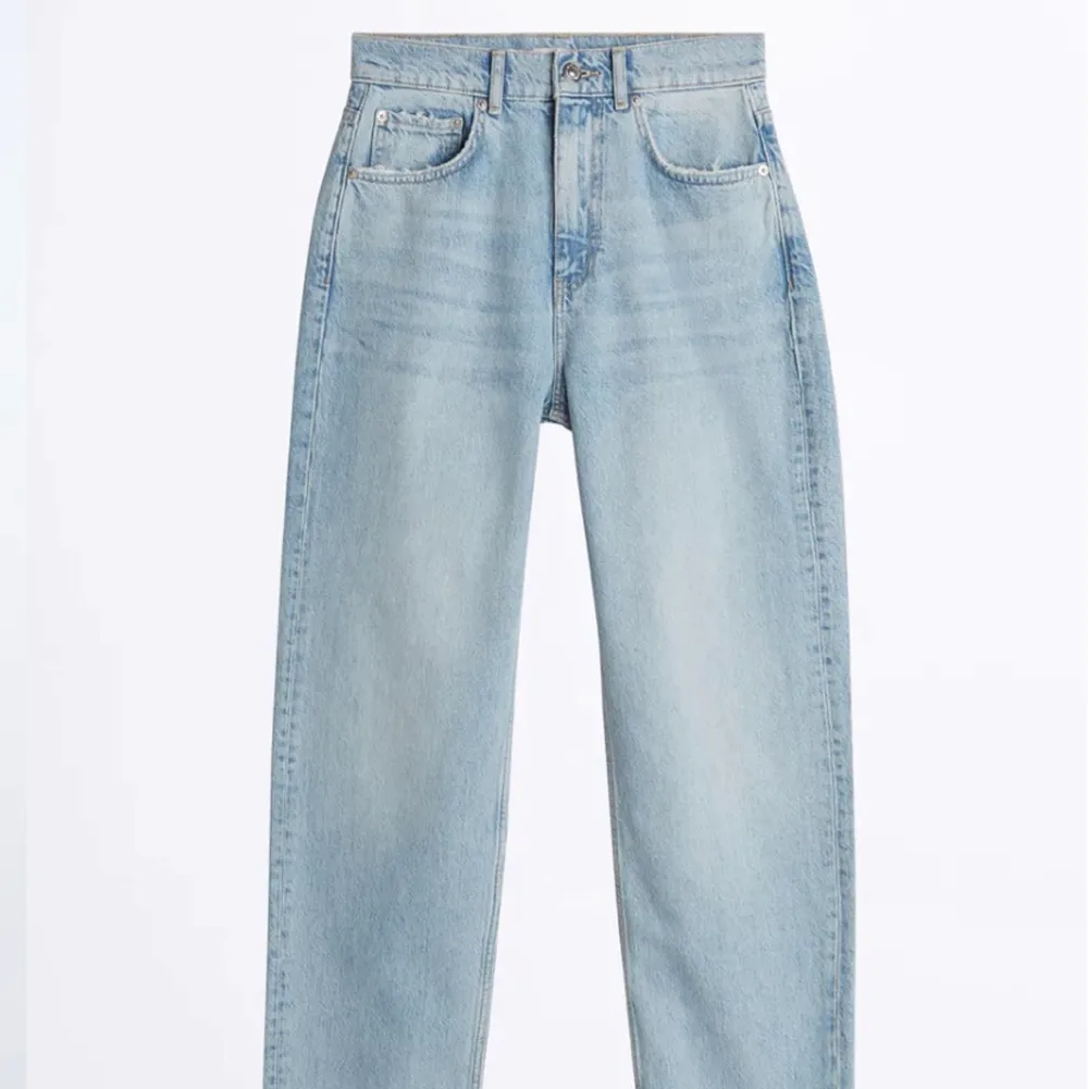 Säljer dessa snygga jeans i storlek 36 i en ljusare tvätt som på andra bilden!! Helt nya🤍. Jeans & Byxor.
