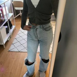 Grå kofta med knappar  - Detta är en sjön kofta som inte är så tjock och ganska sval. Den har inga fläckar eller lösa trådar utan är i bra skick och inte så använd.