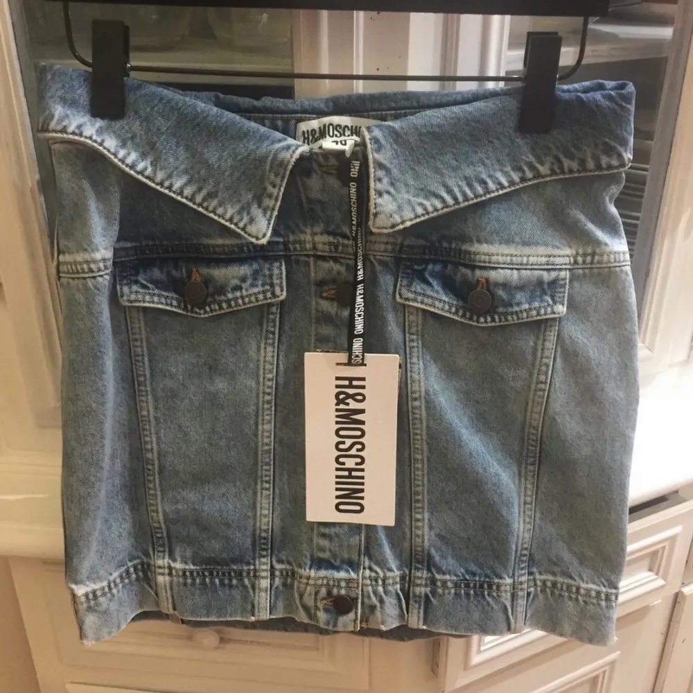 Ovanlig H&M x Moschino-kjol. Märkt som storlek 42 MEN jag som har storlek 40 kan inte få på mig den, den är mer som en 36-38 storleksmässigt alltså 😅 Helt oanvänd, har bara legat i min garderob och tagit plats. Frakten går på 66 💌. Kjolar.