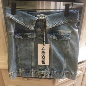 Ovanlig H&M x Moschino-kjol. Märkt som storlek 42 MEN jag som har storlek 40 kan inte få på mig den, den är mer som en 36-38 storleksmässigt alltså 😅 Helt oanvänd, har bara legat i min garderob och tagit plats. Frakten går på 66 💌