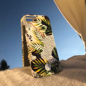 Ideal of Sweden mobilskal - Jätte fint mobilskal av ideal of Sweden style av holdit. Fick denna av min kusin så vet inte jätte mycket om den men jag själv iallafall har inte använt den. Passar iPhone 8. Priset är diskuterbart. Hör av dig vid frågor:)