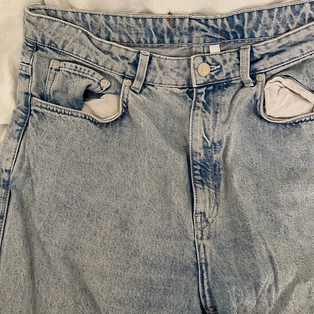Ljusa Weekday-jeans i modellen Row. Längd passar mig som 164 cm. Använda men i bra skick!. Jeans & Byxor.