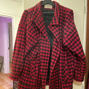 Vintage jacka - Supersnygg vintage hundtandsmönstrad jacka! Köpt på Emmaus för ett år sedan, känns fortfarande ny.