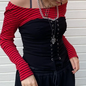 Rödrandig body  - En fin röd och svart randig body som man knäpper mellan benen. Den är rätt låg vid axlarna men åker konstigt nog inte ner. Väldigt stretchig i tyget så tror nog en s till en L kan ha den, möjligtvis en xl :3 köparen står för frakt ♥️