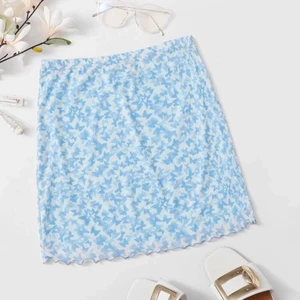 Kjol med fjärilar - Från shein och är i storlek L men den passar nog M,L och XL för den är ganska stretchig 