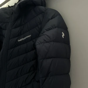 Peak Perfromance  jacka - Jag säljer min peak jacka som är använd nästan 2 gånger jätte fin jacka tog st M för kunna ha stora hoodies under den rätt tunn men håller värmen jätte bra