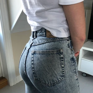 Momjeans - Stentvättade blå *inte grå* mom-jeans från Pull and Bear. Mina absoluta favoritjeans som tyvärr blivit lite för korta för mig (tjejen på bilderna är 159 cm, inte jag). PS man får jättefin rumpis i de😋 BUDA!!!
